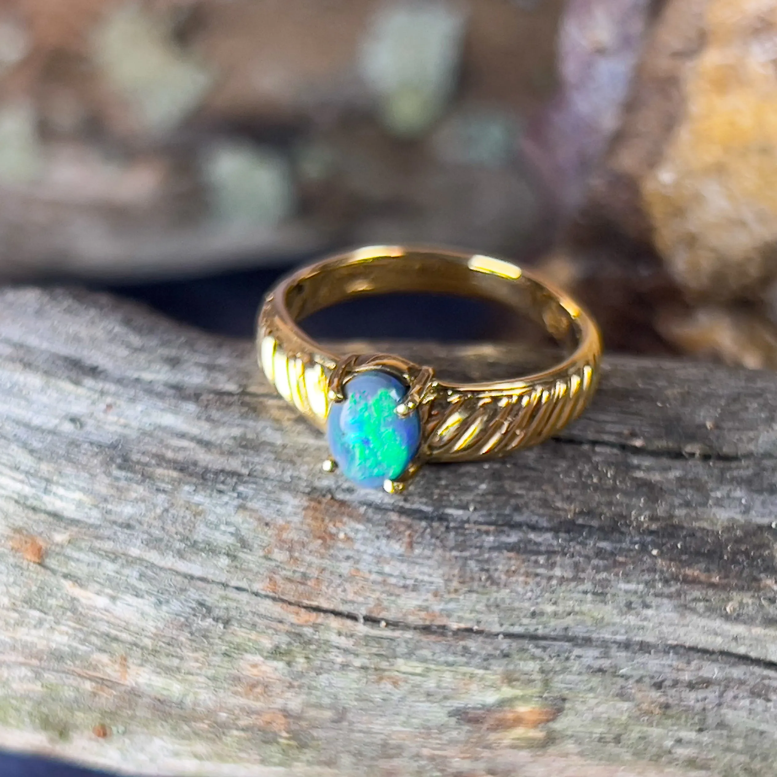 18kt Yellow Gold Black Opal 0.55ct green flash ring