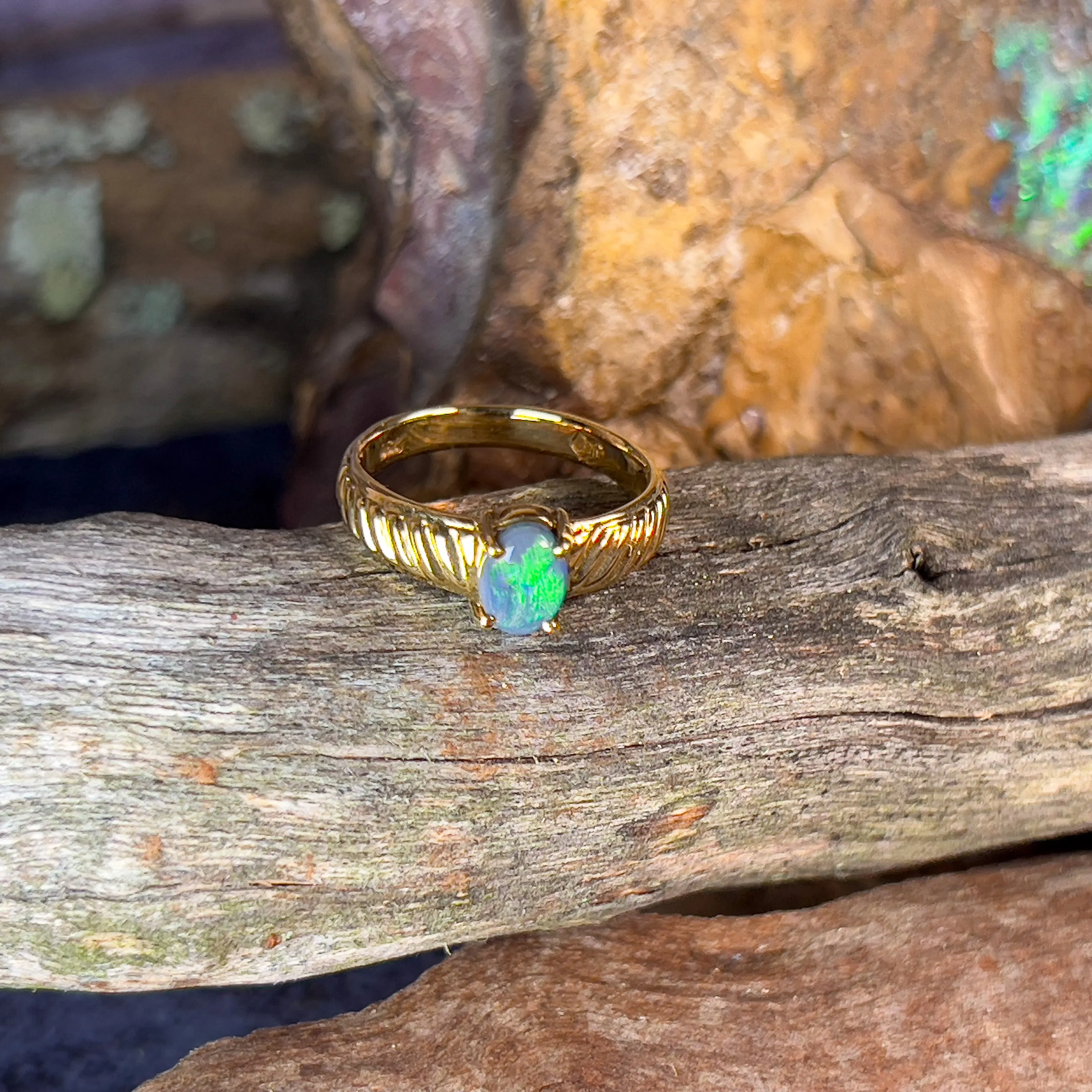 18kt Yellow Gold Black Opal 0.55ct green flash ring