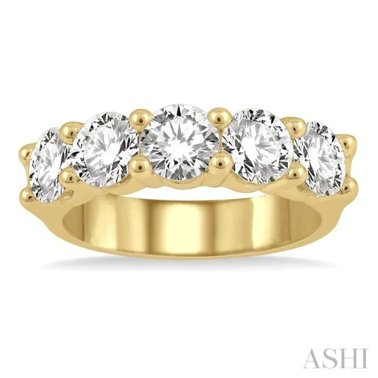 2 1/2 Ctw 5 Stone Round Cut Diamond Wedding Band in 14K Yellow Gold