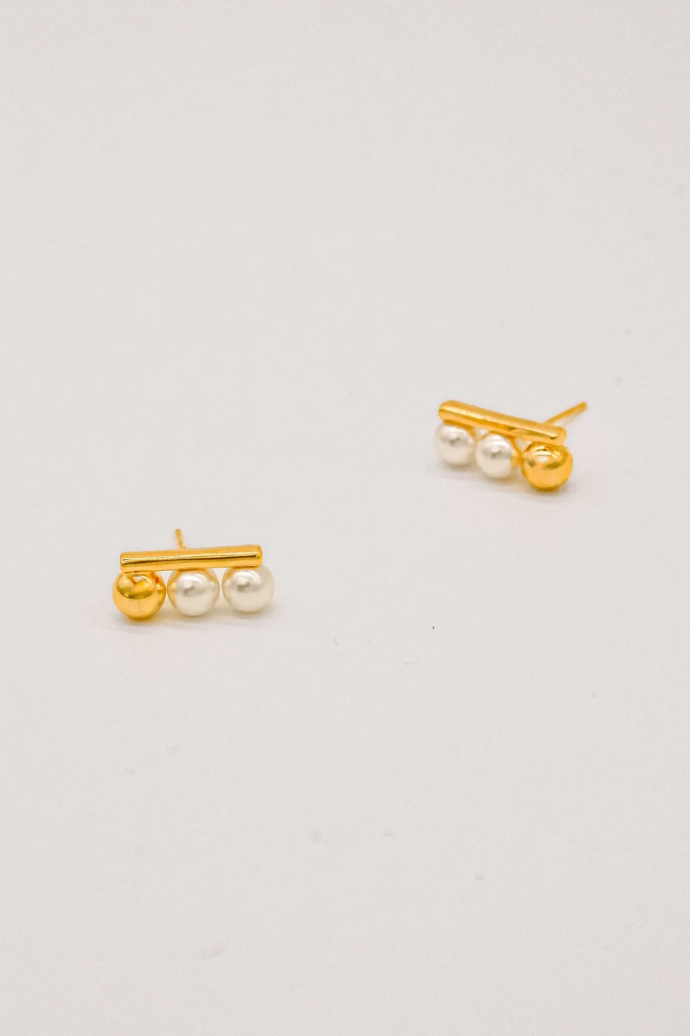 Jin Simple Stud Pearl Earrings - Gold