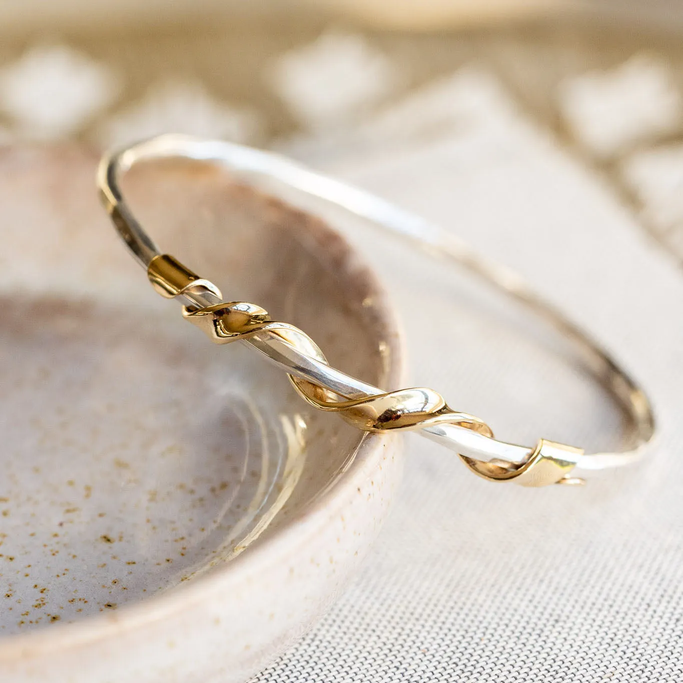 Ribbon 9ct Gold Bangle